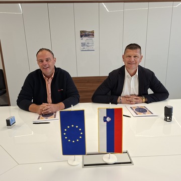 Mitja Mlačnik in Matija Čakš pred podpisom pogodbe.